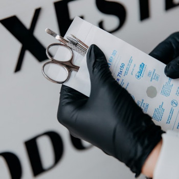 Інструмен проходить стерилізацію в сухожаровій шафі, фото - нігтьова студія Luxestet