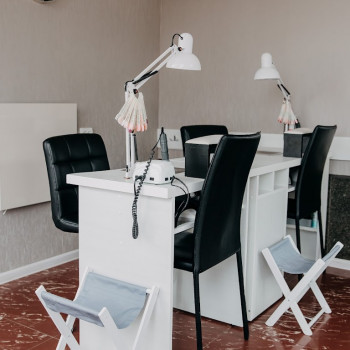 Зручні робочі місця, продумані деталі для клієнта, фото - нігтьова студія Luxestet