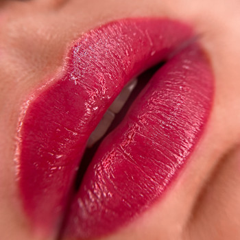 Перманентний макіяж губ
        