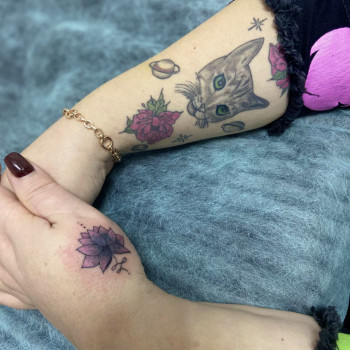 Загоєні тату і перекриття лотосом старого татуювання