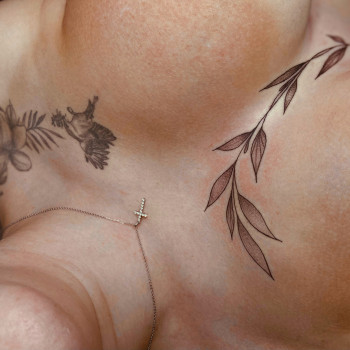 Тату гілочка і загоєна тату пташка з квітами