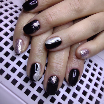 Манікюр на короткі нігті з блискітками чорний, фото - Майстер манікюру Ірина Ореховська