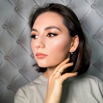 Макіяж
                    Майстер з нарощування волосся Елена Київ