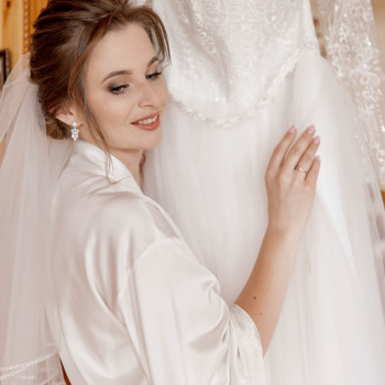 Макіяж
                    Майстер з нарощування волосся Елена Київ