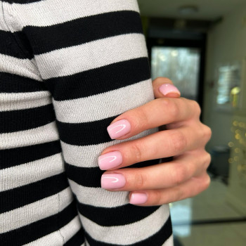 Манікюр зі зняттям та покриттям
                    Салон красоты Fargo Киев