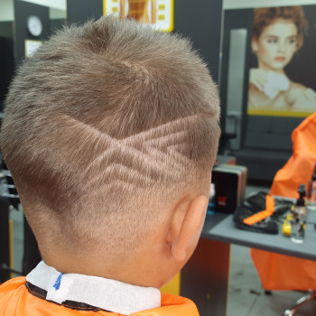 Стрижка дитяча в машинці з мультиками!
                    Салон красоты ЕвроПерукарня Киев