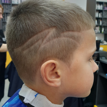 Стрижка дитяча в машинці з мультиками!
                    Салон красоты ЕвроПерукарня Киев