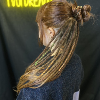 Крекція і доплетення дод. ряду натуральних дред на потилиці  