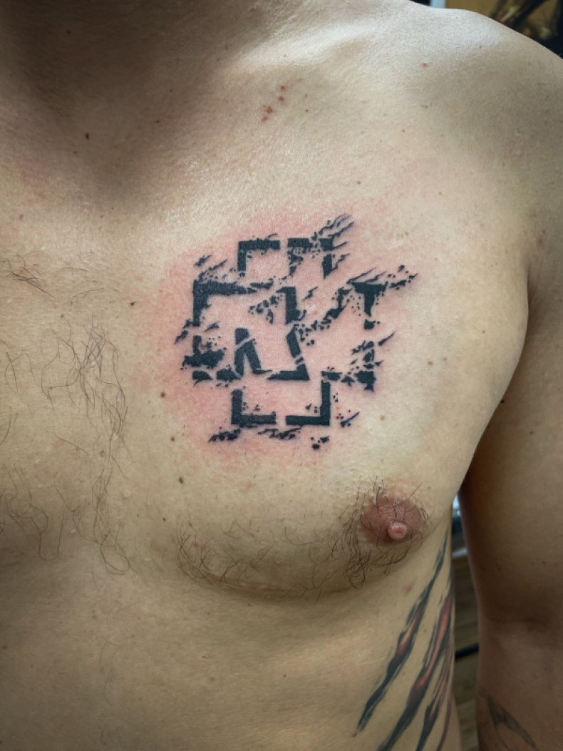 Мужские черно-белые на груди, фото - Тату салон Alpha Tattoo Studio