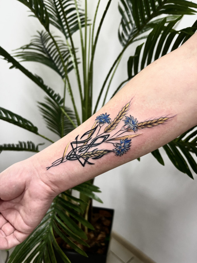 На предплечье цветные цветы, фото - Тату салон Free Art Tattoo