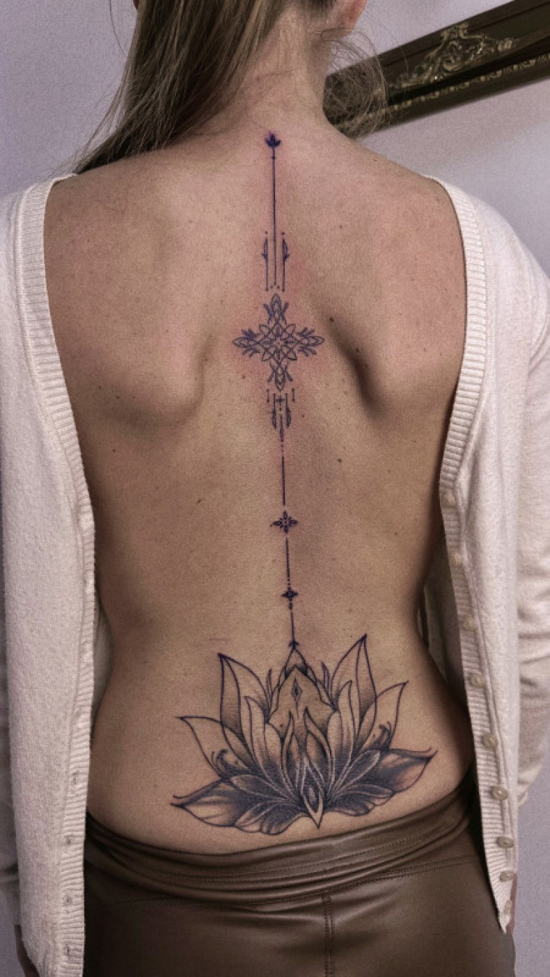 Для дівчат чорно-білі на спині, фото - Тату салон Free Art Tattoo