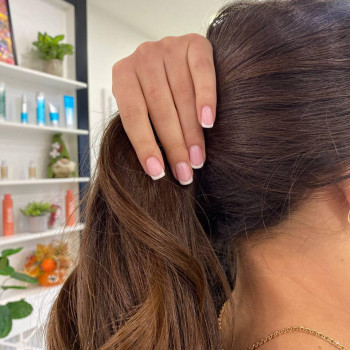 Манікюр зі зняттям та покриттям
                    Салон красоты Fargo Киев