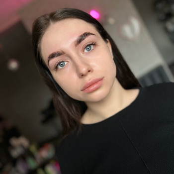 • Ламінування брів 
• Фарбування (фарба)
• Корекція(віск/пінцет)