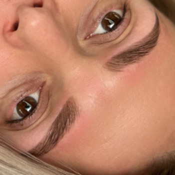 • Ламінування брів 
• Фарбування (фарба)
• Корекція(віск/пінцет)