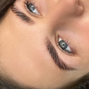 • Ламінування брів 
• Фарбування (фарба)
• Корекція(віск/пінцет)