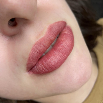 Перманентний макіяж губ