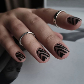 Черный маникюр матовый с принтами, фото - Преподаватель курсов красоты Таня Савицька