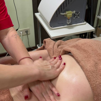 Для досягнення найкращих результатів у роботі я поєдную техніки апаратних та ручних масажів