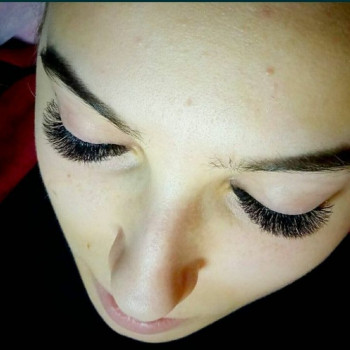 Об'ємне нарощування вій