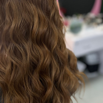 Локони, вирівнювання волосся на утюжок, зібрані зачіски, весільна зачіска
                    Візажист Мар‘яна Хмельницький