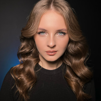 Локони, вирівнювання волосся на утюжок, зібрані зачіски, весільна зачіска
                    Візажист Мар‘яна Хмельницький