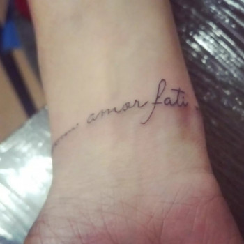 на руке, на запястье, надпись, тату amor fati, amor fati