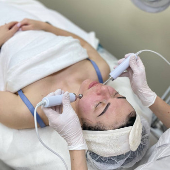 Мікрострумкова терапія. Одна з небагатьох процедур, яка усуває набряки та працює зі шкірою очей.