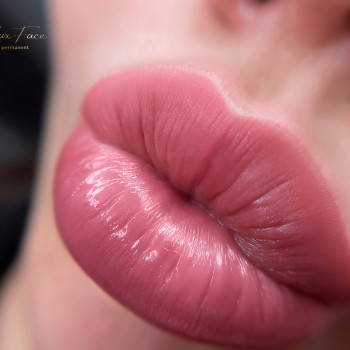 Перманентный макияж губ 
 #губы #губыкиев #перманентныймакияжгуб