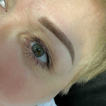 Пудрові брівки на віковій шкірі, без почервонніння