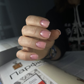 Класичний манікюр на короткі нігті ніжний, фото -  