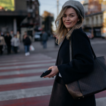 вулична фотосесія, фотосесія на дорозі, фотосесія у пальто