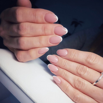 Корекція нарощених нігтів