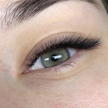 Нарощення вій Позняки/Осокорки/Харківський від класики до мега обʼєму
                    Лешмейкер Яна Київ