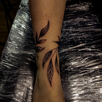 Тату женские на ноге ветка, фото - Тату мастер Анна Гіліна