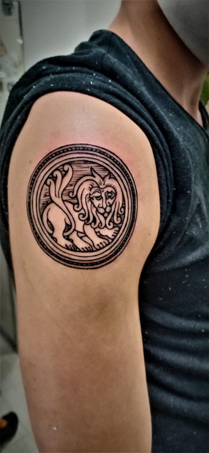 Мужские на плече черно-белые, фото - Тату салон Alpha Tattoo Studio