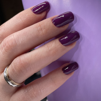 темный маникюр