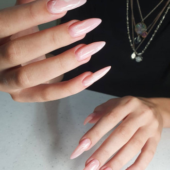 Манікюр комплекс з укріпленням і покриттям гель-лак.