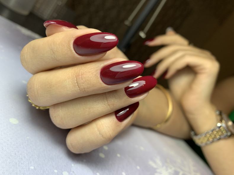 Бордовый маникюр на длинные ногти однотонный (монохромный), фото - Мастер маникюра Анна Горячун