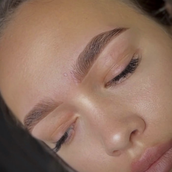 Фарбування брів