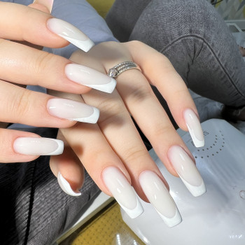 Нарощування нігтів