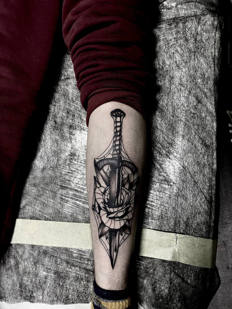 Для хлопців меч троянда, фото - Тату салон Sketch tattoo