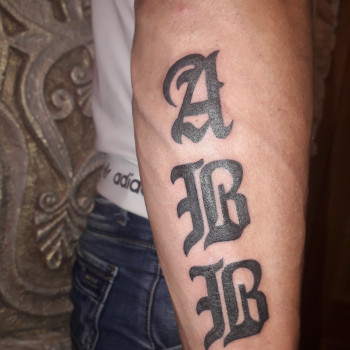 Тату мужские на руке леттеринг, фото - Тату салон Tattoo Art