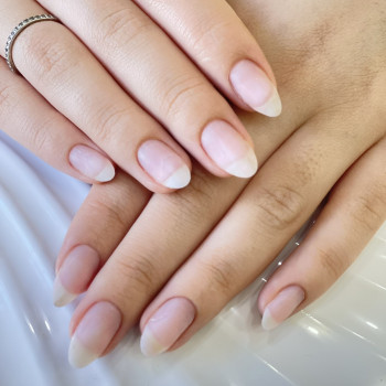 Снятие старого покрытия от другого мастера -50 гривен
Маникюр без покрытия 200 гривен