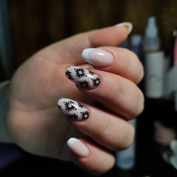 Патриотический маникюр с узором весна 2024, фото - Мастер маникюра Анна Шимон