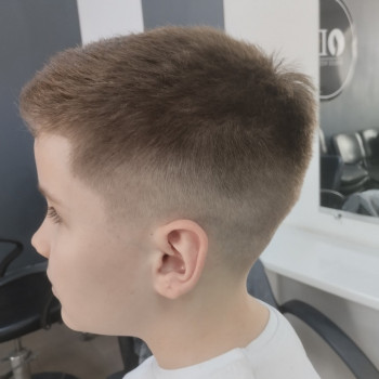 Чоловіча стрижка та оформлення бороди
                    Салон красоты Relax Броды