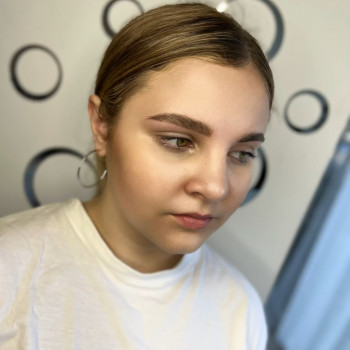 Корекція та фарбування брів