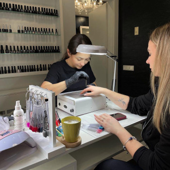 Манікюр зі зняттям та покриттям
                    Салон красоты Fargo Киев