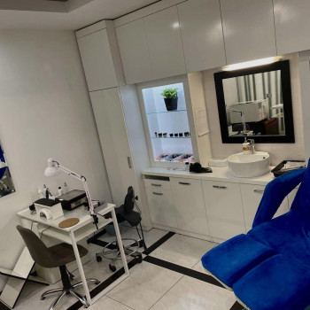 Манікюр зі зняттям та покриттям
                    Салон красоты Fargo Киев