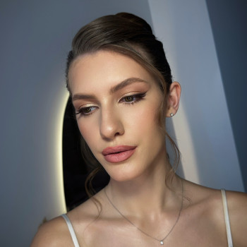 Весільний макіяж зі стрілкою