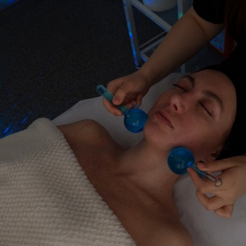 В кожну процедуру будь-якого масажу входить масаж кріосферами/масажним роллером